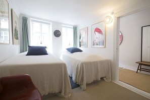 2 slaapkamers, een bureau, een strijkplank/strijkijzer, wifi