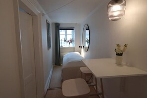 2 slaapkamers, een bureau, een strijkplank/strijkijzer, wifi