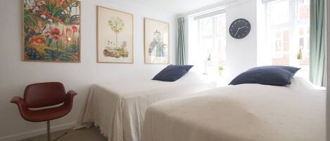 2 habitaciones, escritorio, tabla de planchar con plancha y wifi