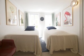 2 bedrooms, desk, iron/ironing board, WiFi