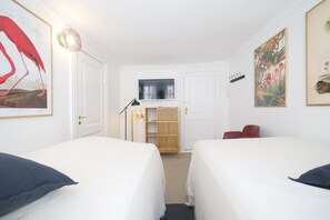 2 bedrooms, desk, iron/ironing board, WiFi