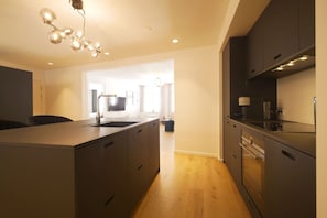 Kühlschrank, Mikrowelle, Ofen, Geschirrspüler