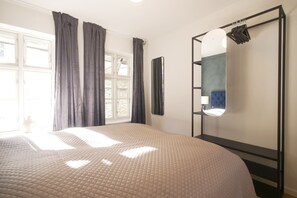 5 bedrooms, desk, iron/ironing board, WiFi