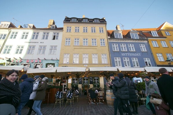 Une rue bordée d’immeubles, dont un hôtel appelé « HYTTEFADET ».