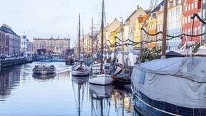 A canal with boats docked along the sides, surrounded by colorful buildings. - New Harbour / Carolina's Apartments / 2 BR (København)