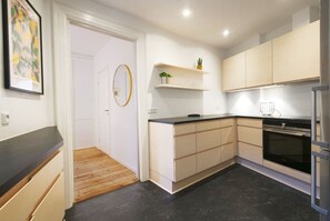 Réfrigérateur, four, plaque de cuisson, cafetière/bouilloire