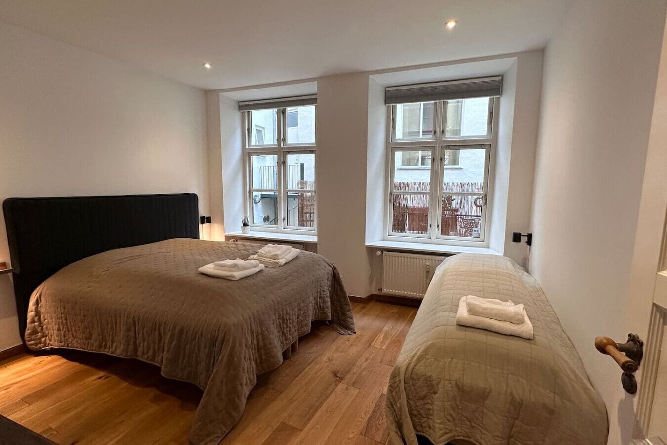 4 slaapkamers, een bureau, een strijkplank/strijkijzer, wifi