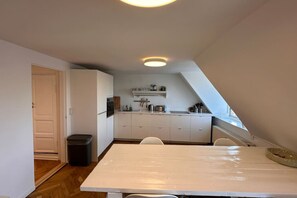 Kühlschrank, Mikrowelle, Ofen, Geschirrspüler