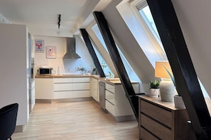 Refrigerador, microondas, horno, placa de cocina