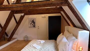 3 bedrooms, desk, iron/ironing board, travel crib