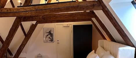 3 chambres, bureau, fer et planche à repasser, lit parapluie