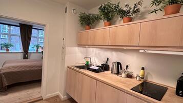 Kühlschrank, Mikrowelle, Wasserkocher mit Kaffee-/Teezubehör, Toaster