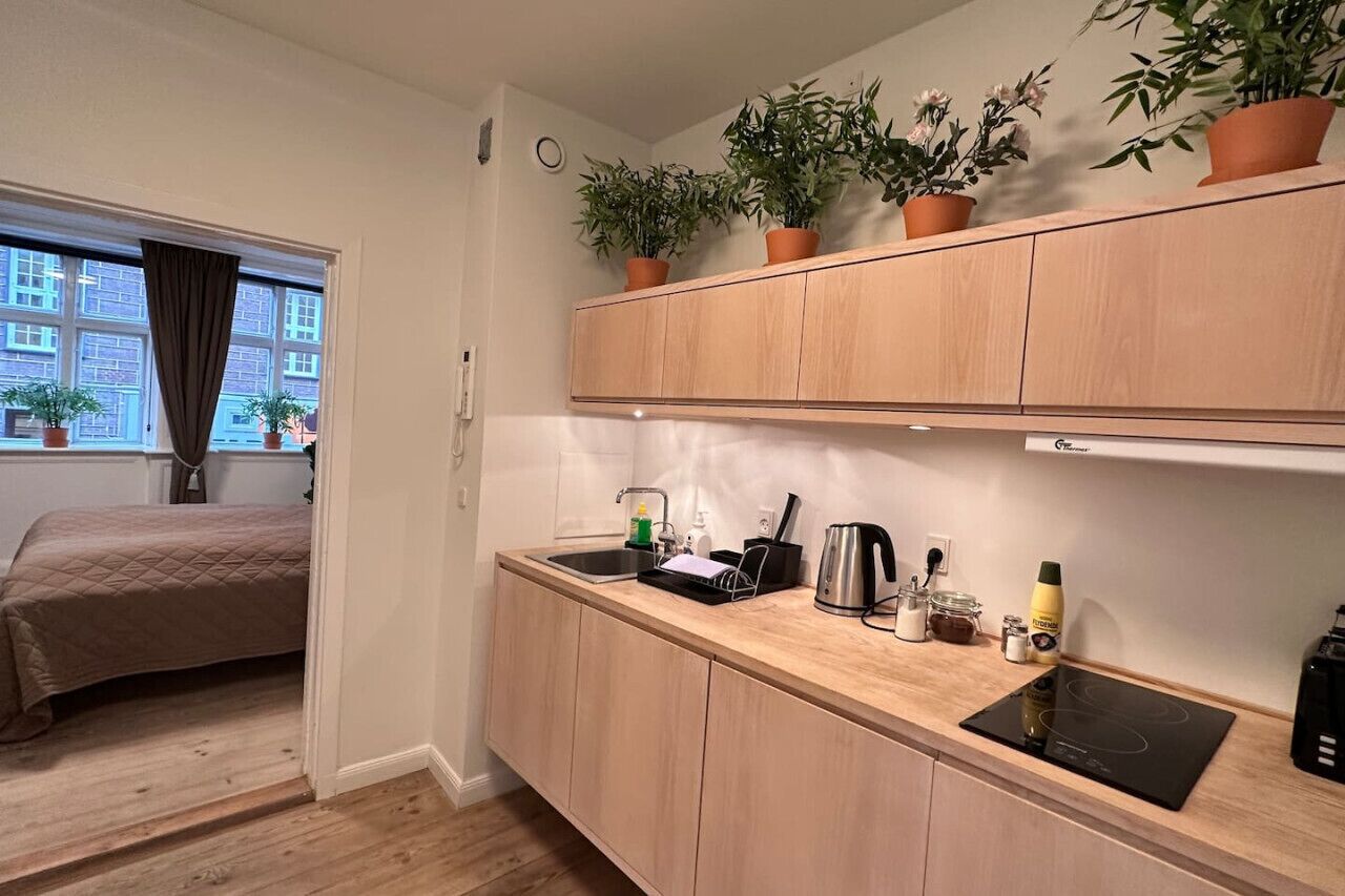 Køleskab, køkkentøj/tallerkener/redskaber