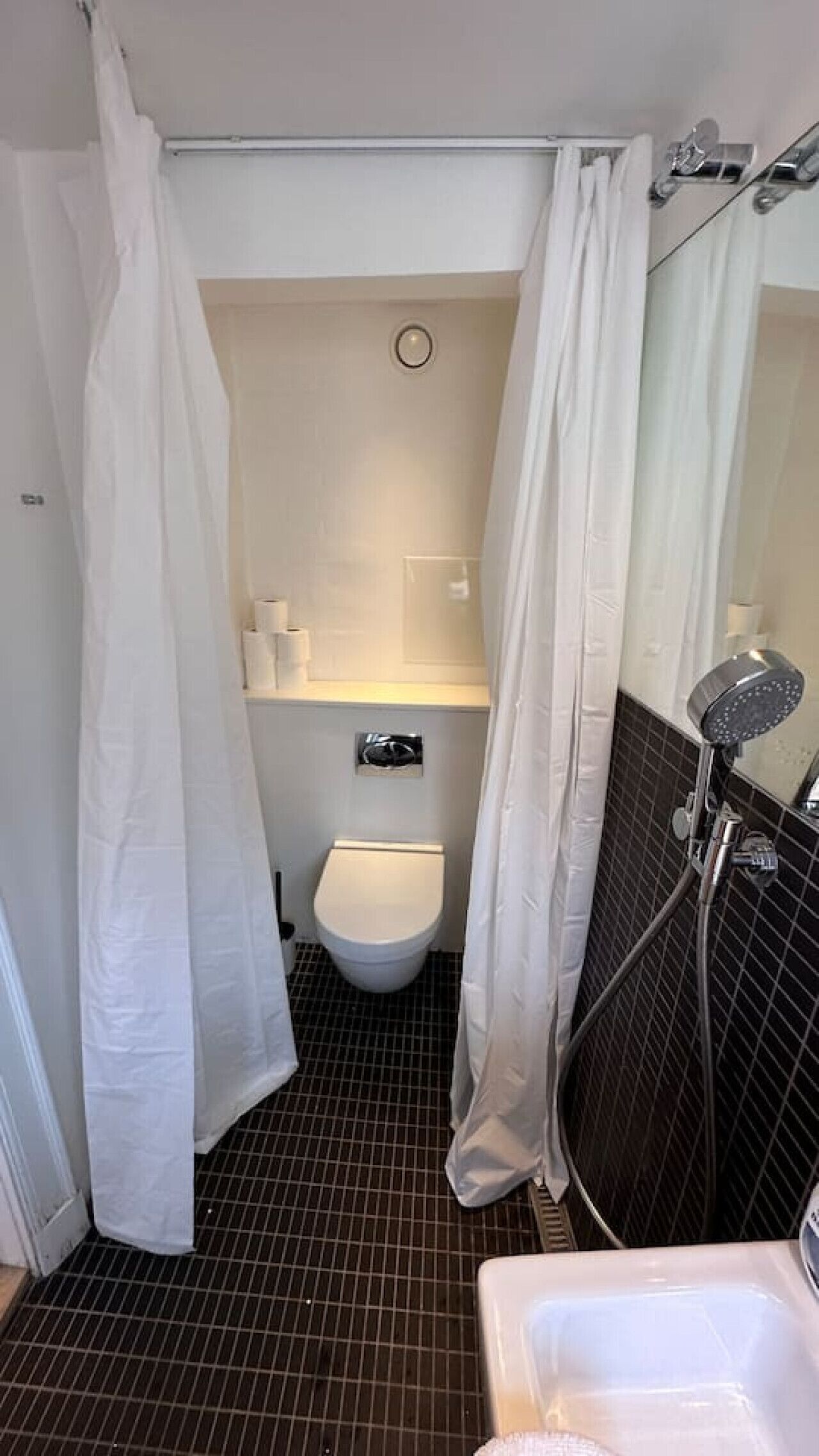 Ein Badezimmer mit Toilette, Dusche und Waschbecken.