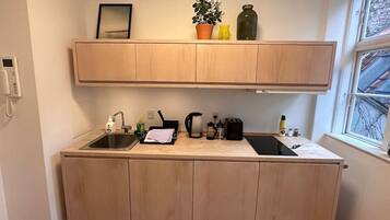 Refrigerador, cafetera y tetera y utensilios de cocina
