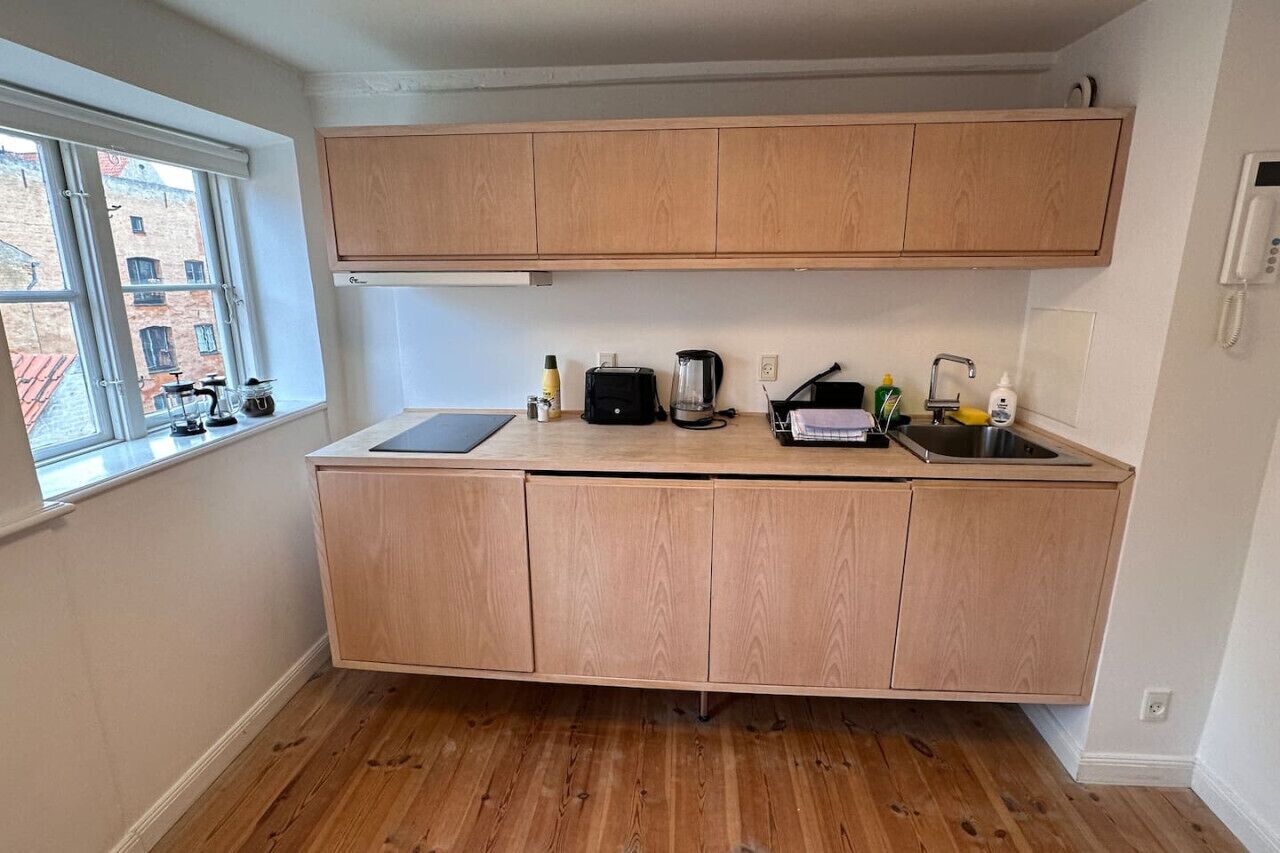 Mikrobølgeovn, brødrister, køkkentøj/tallerkener/redskaber