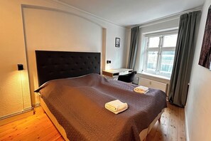 4 bedrooms, desk, iron/ironing board, travel crib
