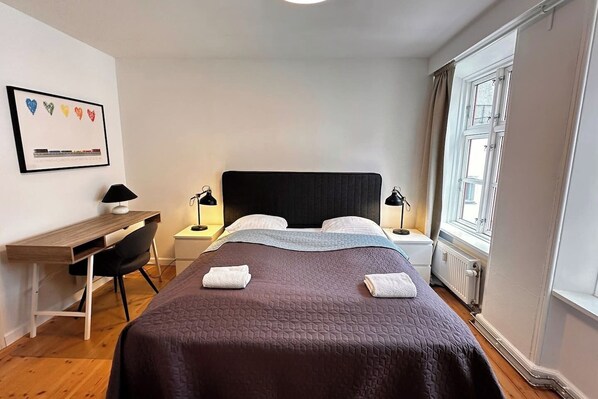 4 bedrooms, desk, iron/ironing board, travel cot