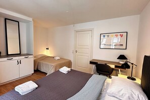 4 Schlafzimmer, Schreibtisch, Bügeleisen/Bügelbrett, Reisekinderbett