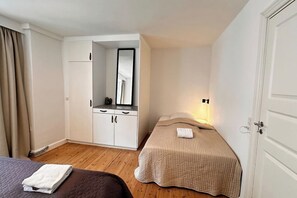 4 bedrooms, desk, iron/ironing board, travel cot - Main shopping street RAP 7 (København)