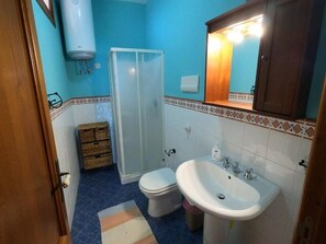 Shower, hair dryer, bidet, towels - Villa Banksy Addaura Mondello (Palermo)