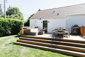 Outdoor dining - “Lady Mary” 3 Bedroom Ballard Cottage (Seattle)