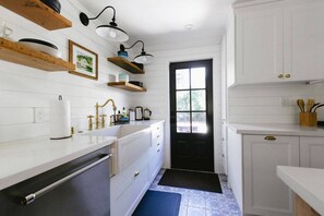 Fridge, microwave, oven, stovetop - “Lady Mary” 3 Bedroom Ballard Cottage (Seattle)