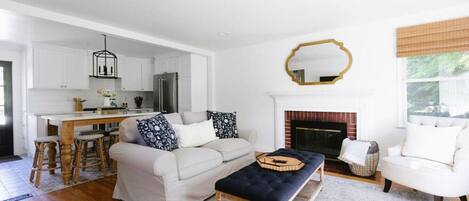 Televisión, chimenea y oficina