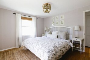3 Schlafzimmer, Schreibtisch, Bügeleisen/Bügelbrett, Reisekinderbett