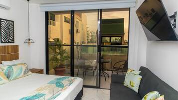 Quarto luxo, 1 cama King | 1 quarto, individualmente decorados, Wi-Fi de cortesia