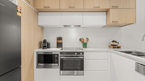 Refrigerador, microondas, horno, placa de cocina