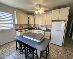 Kylskåp, mikrovågsugn, ugn och spishäll