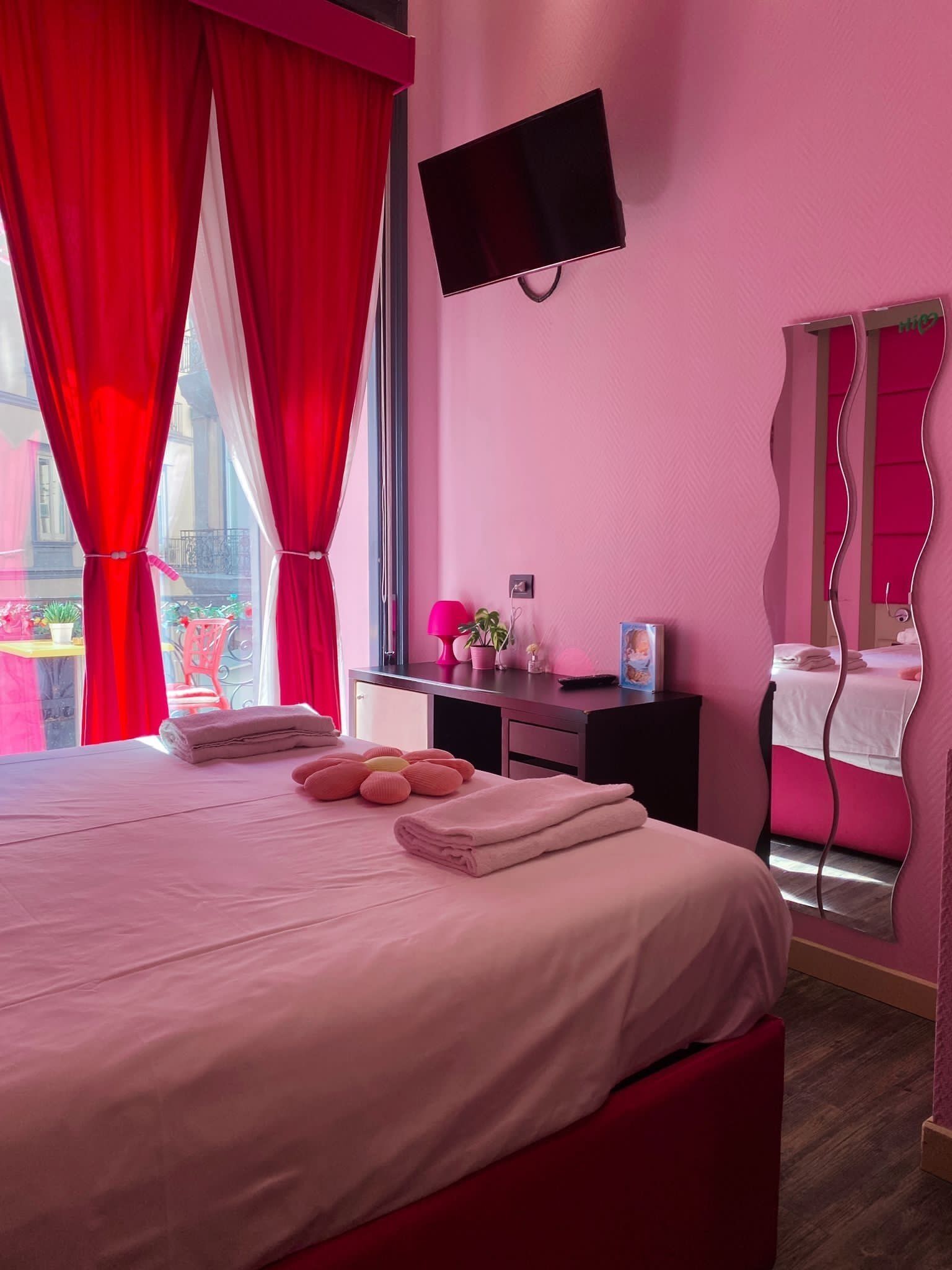 5 bedrooms, iron/ironing board, WiFi, bed sheets