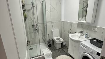 Dusche, kostenlose Toilettenartikel, Haartrockner, Hausschuhe