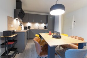 Kühlschrank, Ofen, Herdplatte, Geschirrspüler