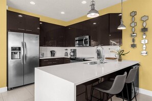 Geladeira, micro-ondas, fogão, cooktop