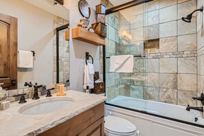 ヘアドライヤー、タオル、シャンプー、トイレットペーパー