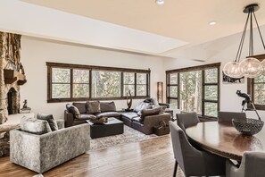 Smart TV, fireplace - Gorgeous Mountain Residence, Spectacular Views, Fire Pit (Vail)