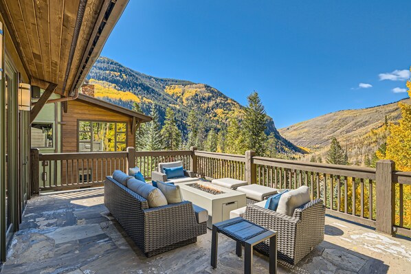 Terrace/patio - Gorgeous Mountain Residence, Spectacular Views, Fire Pit (Vail)