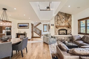 Smart TV, fireplace - Gorgeous Mountain Residence, Spectacular Views, Fire Pit (Vail)