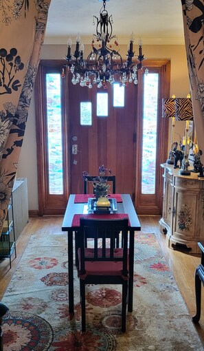 Dining - Hidden Gem Estates. Beautiful, spacious, quiet home. Pet & Family friendly. (Ambridge)