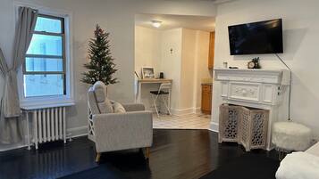 Smart TV, fireplace, books, stereo