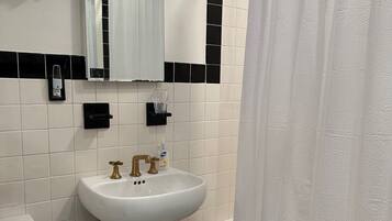 SĂšche-cheveux, serviettes fournies, savon, shampoing