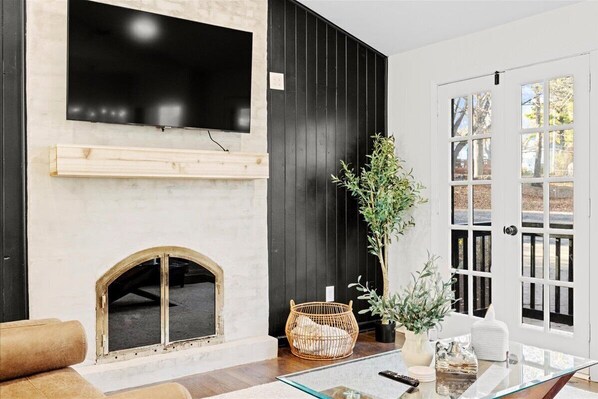 Smart TV - Mid-Century Modern Retreat Home in Overland Park - Full Home (Overland Park)