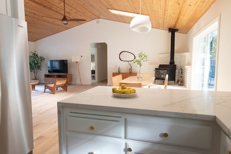Interior. Modern Mountain Retreat - Wineries, Lakes, Hot tub, Nature