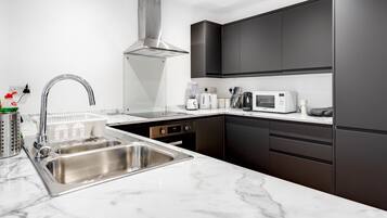 House | Private kitchen | Fridge, microwave, oven, stovetop