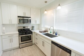 Private kitchen - Cedar-Sinai Condo Perfect for Travelling Nurse or Professional (West Hollywood)