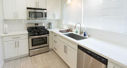 Cedar-Sinai Condo Perfect for Travelling Nurse or Professional