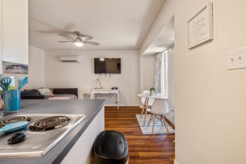 Bastrop Bungalow Bright Cozy Rental with Strong Wifi