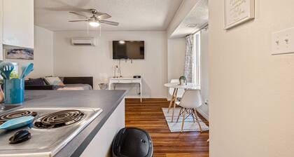 Bastrop Bungalow Bright Cozy Rental with Strong Wifi